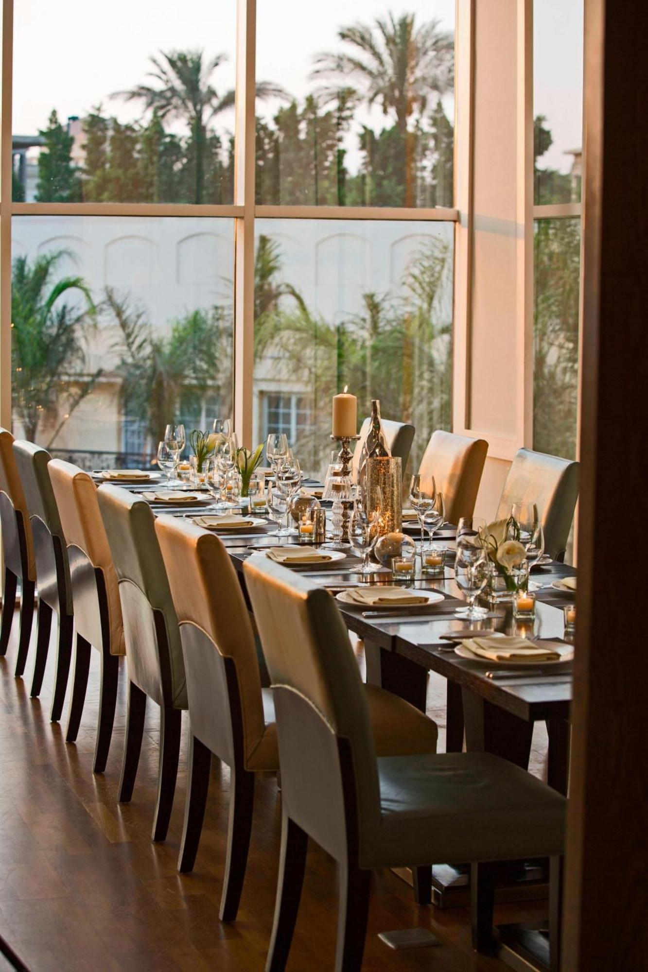 Renaissance Cairo Mirage City Hotel Exteriér fotografie The private dining room at the restaurant