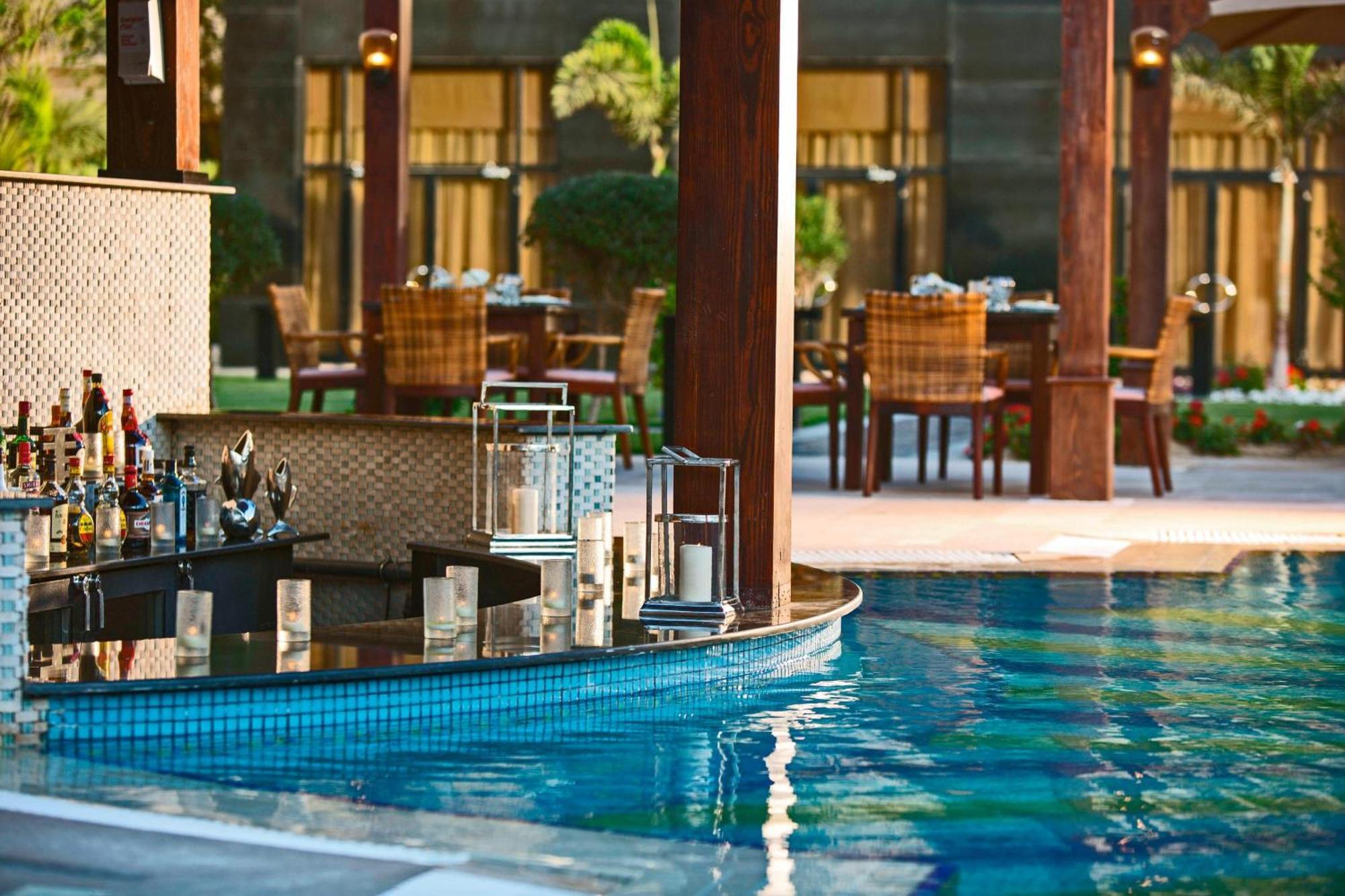 Renaissance Cairo Mirage City Hotel Exteriér fotografie The swimming pool at the hotel