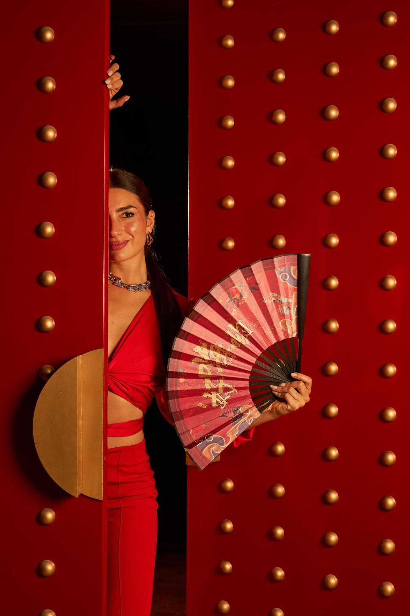 Renaissance Cairo Mirage City Hotel Exteriér fotografie A woman holding a hand fan