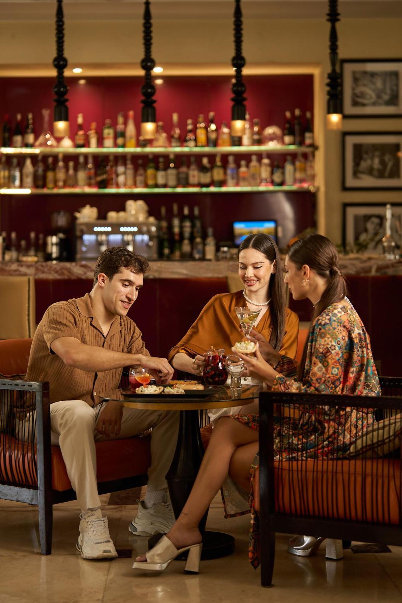Renaissance Cairo Mirage City Hotel Exteriér fotografie The bar at the hotel