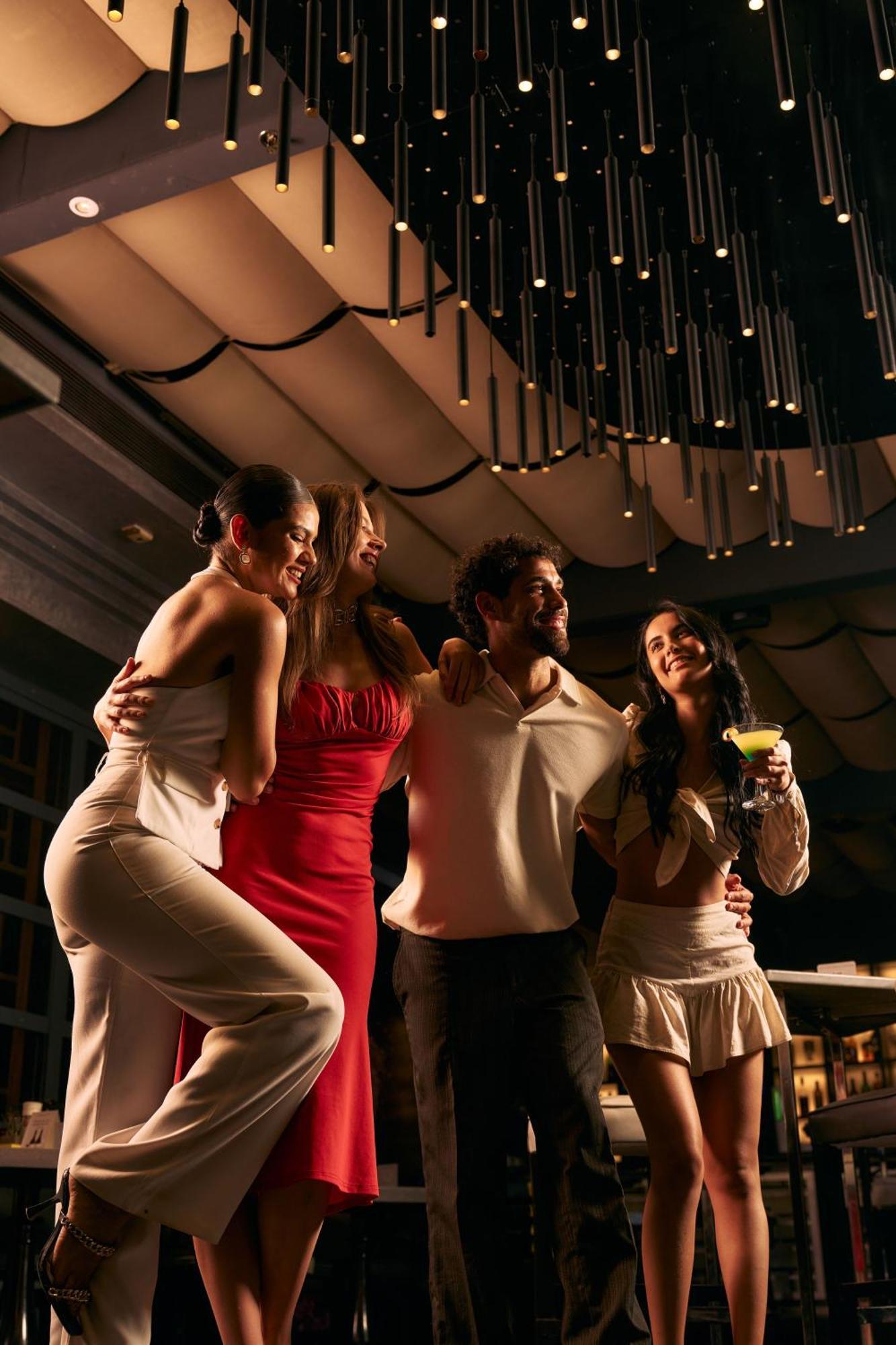 Renaissance Cairo Mirage City Hotel Exteriér fotografie A group of people dancing