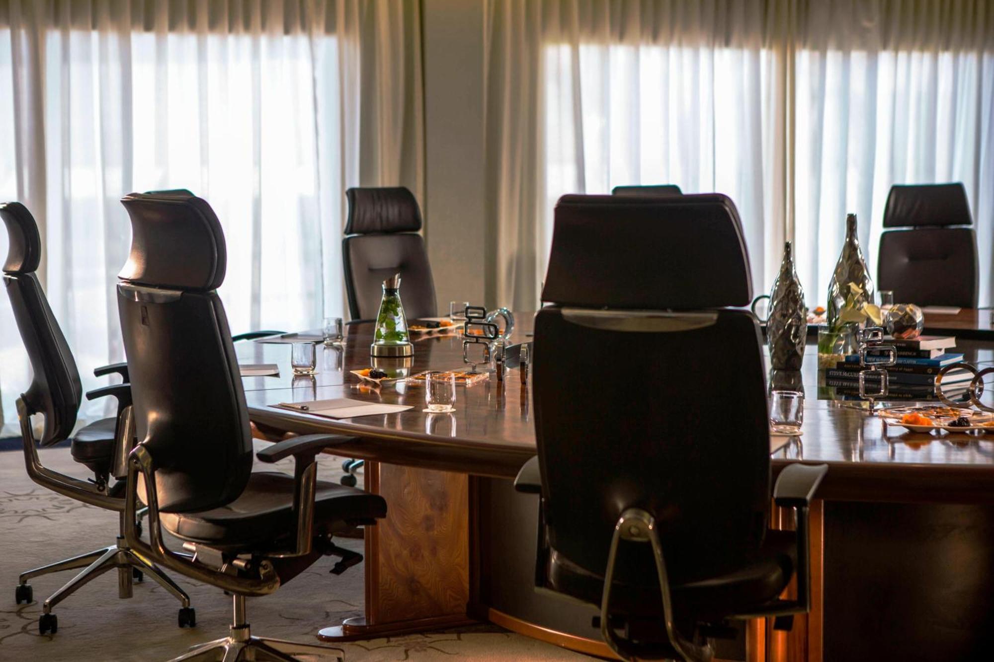 Renaissance Cairo Mirage City Hotel Exteriér fotografie The boardroom of the Airbus A380