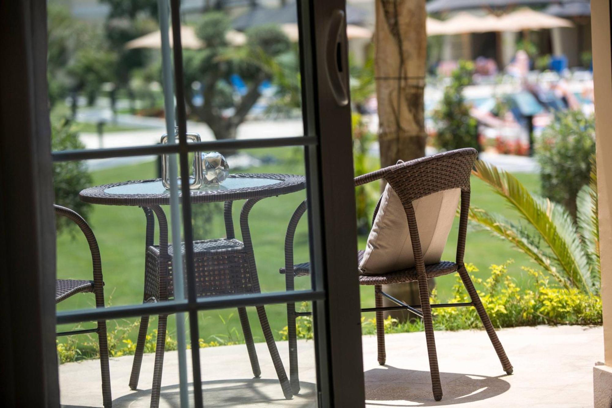 Renaissance Cairo Mirage City Hotel Exteriér fotografie The hotel's garden