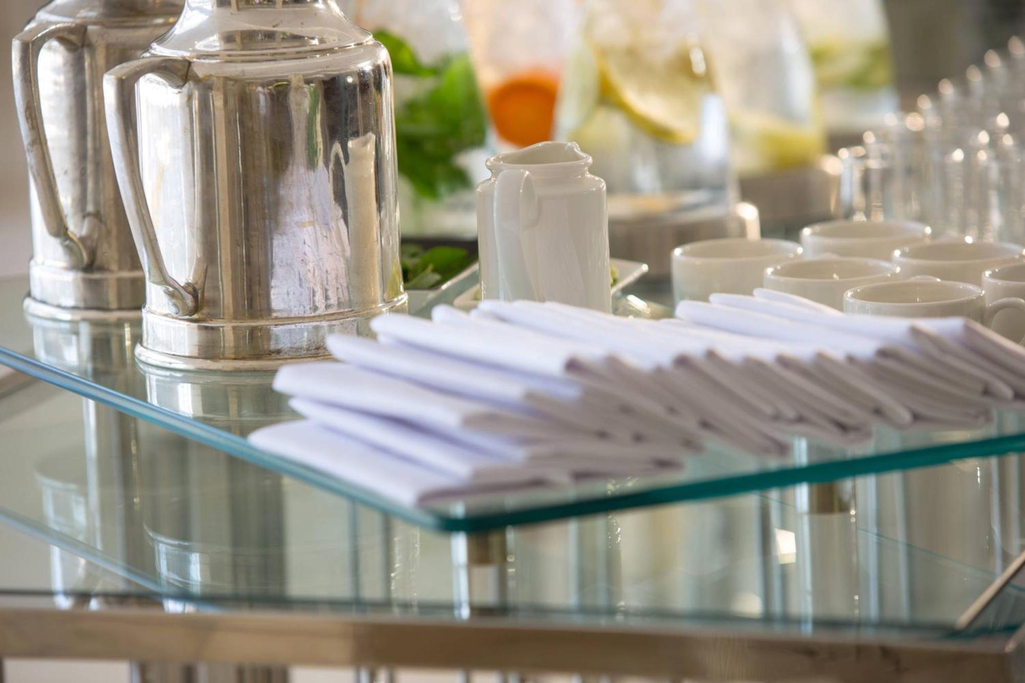 Renaissance Cairo Mirage City Hotel Exteriér fotografie Napkins at a buffet